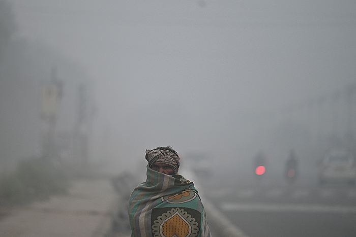 Густой смог вызванный сильным загрязнением атмосферы над Дели привел к задержкам свыше 250 авиарейсов сообщает в четверг Hindustan Times Кроме того из за плохой видимости еще 22 рейса отменили С четверга вступили в силу временные меры властей для борьбы с данной проблемой в частности переход офисных работников на гибридный формат работы запрет некоторым транспортным средствам на въезд в город Фото Parveen Kumar Hindustan Times via Getty Images interfaxonline