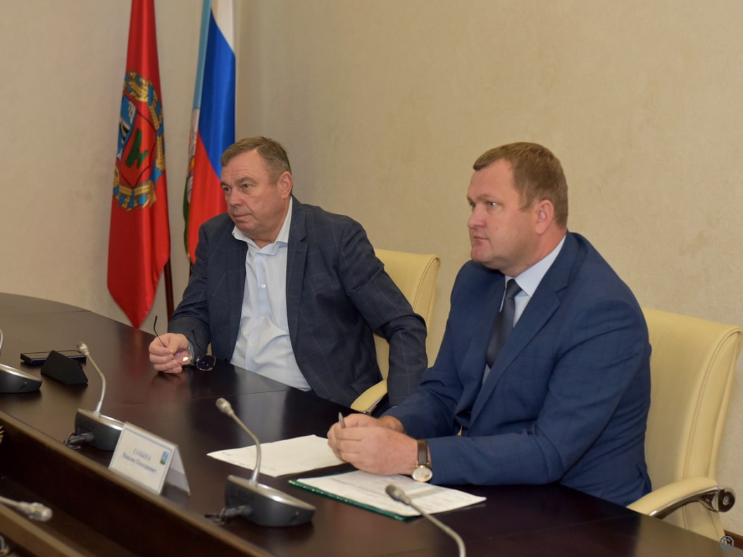 В Барнауле продолжается работа по развитию центральной части города  Совещание по этому вопросу провел глава города Вячеслав Франк. В нем принял участие заместитель председателя Барнаульской городской Думы, председатель комитета по бюджету, налогам и финансам БГД Андрей Солодилов.   Совещание было посвящено развитию центральной части формируемого туристического пространства. В частности, рассматривался вопрос переноса трамвайного кольца с проспекта Социалистический.   Как рассказал председатель комитета по дорожному хозяйству и транспорту Валерий Ведяшкин, было сформировано 3 варианта реконструкции площадки:    «Первый вариант - занижение трамвайных путей в уровень с проезжей частью, обустройством тротуарной плиткой и заменой трамвайных путей от пересечения пр.Социалистического с ул.Ползунова, включая разворотную трамвайную площадку на пл.Свободы. Второй вариант - перенос разворотного трамвайного кольца к ТЦ «Поместье» и третий - полный демонтаж разворотного кольца и трамвайных путей с ул.Ползунова", - поделился Валерий Ведяшкин.   По словам, Сергея Боженко, идея выноса трамвайного кольца со старого рынка возникла еще в 1980-х годах и была закреплена в проекте реконструкции исторического центра. После «перестройки», с принятием законодательства по охране объектов культурного наследия, эта идея обрела новую актуальность: вибрация от движения трамваев приводит к медленному, но неуклонному разрушению архитектурных памятников улицы Ползунова.    Андрей Солодилов отметил, что городу нужно новое удобное общественное пространство для проведения общегородских праздничных и культурных мероприятий. Перепрофилирование площадки, на которой сегодня расположено разворотное трамвайное кольцо, позволит такое пространство сформировать, соединив улицу Малотобольскую с парком «Центральный».  Вячеслав Франк отметил, что перенос трамвайного кольца с площади Свободы - непростое решение, требующее глубокого и всестороннего обсуждения каждого предложенного варианта. Глава города поручил комитету по дорожному хозяйству и транспорту совместно с проектировщиками более детально проработать все варианты развития этой площадки, в том числе выноса трамвайного кольца с площади Свободы.  Подробнее на сайте