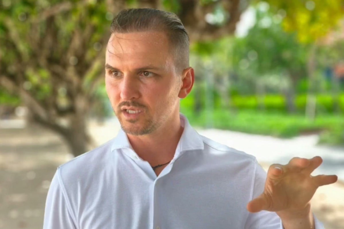 49 млн должен будет вернуть мошенник Домогацкий за аферу с недвижимостью Пару лет назад все соцсети гудели от рекламы элитных вилл на Бали от блогера строителя В роликах даже появлялись известные лица в том числе Гузеева и Собчак Правда потом выяснилось что вместо вилл клиенты получили лишь красивые картинки Лариса Гузеева призналась что тоже осталась без обещанного дома Домогацкого обвиняют в мошенничестве заявления на него написали уже больше 70 человек сообщил адвокат блогера Александр Зорин Суд обязал горе строителя вернуть 49 млн рублей Но вряд ли обманутые покупатели быстро получат деньги сам аферист сейчас живет за границей а в России его объявили в розыск   Подпишитесь на Абзац TG VK Дзен MAX Rutube