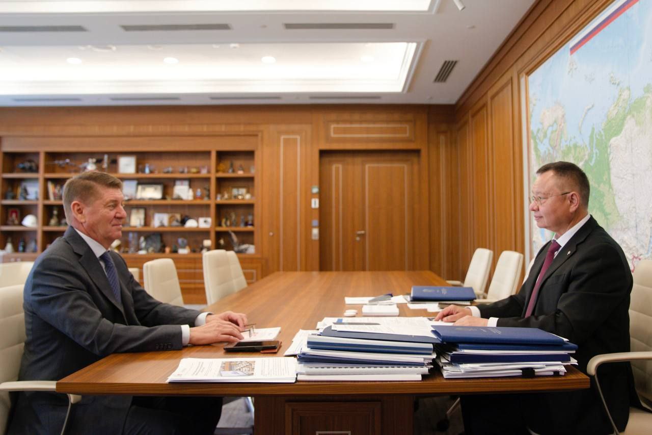 Министр строительства и ЖКХ РФ Ирек Файзуллин провел рабочую встречу с Председателем Комитета Совета Федерации по федеративному устройству, региональной политике, местному самоуправлению и делам Севера Андреем Шевченко В ходе встречи обсудили актуальные вопросы жилищного строительства, меры поддержки строительной отрасли, совершенствование нормативно-правовой базы. Рассмотрели устойчивое развитие инфраструктуры в рамках нацпроекта «Инфраструктура для жизни», а также реализацию совместных инициатив, направленных на развитие строительной отрасли, повышение доступности жилья и улучшение качества жилищно-коммунальных услуг. Обсудили также вопросы принятия управленческих решений по объектам, включенным в федеральный реестр незавершенных объектов капитального строительства. Работа по принятию управленческих решений РОКС находится на особом контроле Минстроя России и регионов.