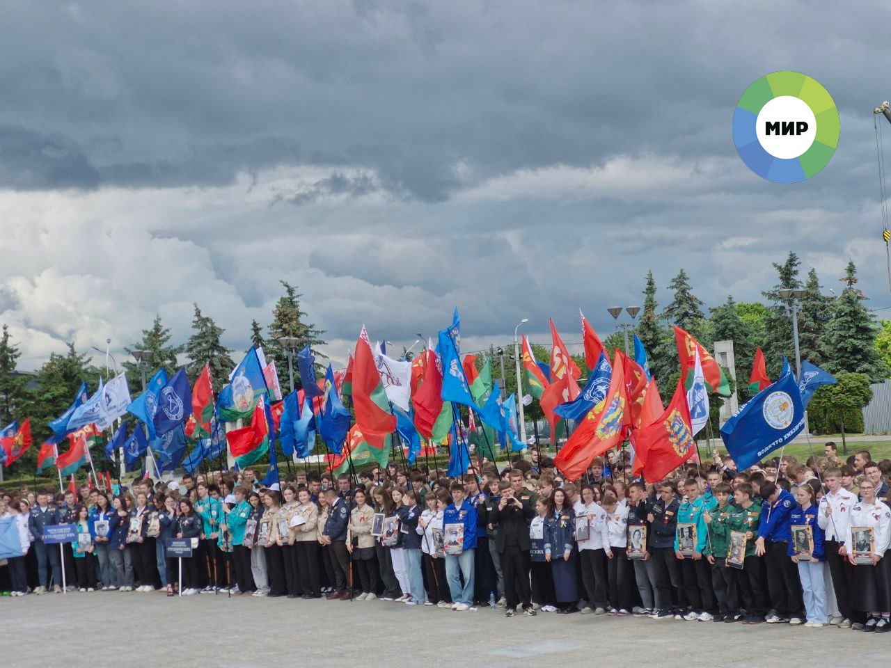 Летний сезон студенческих отрядов открыт! На площади Государственного флага в Минске ребятам торжественно вручили трудовые путёвки. В этом сезоне в Беларуси действует семь профилей студенческих отрядов: строительные, производственные, педагогические, медицинские, экологические, сервисные и аграрные. Студентов также ждут на масштабном республиканском проекте — Всебелорусской молодёжной стройке. Они примут участие в возведении Национального исторического музея Беларуси и Парка народного единства. "Среди молодежи сейчас все популярнее становится осваивание дополнительных профессий для того, чтобы иметь заработок в летний период, что немаловажно. Но не только новая профессия и деньги тянут вас каждое лето присоединятся к студотрядовскому движению. Это возможность обрести новых трудовых товарищей, друзей, которые наверняка будут с вами на протяжении всей вашей жизни", - обратился к учащимся первый заместитель главы Администрации Президента Беларуси Владимир Перцов.