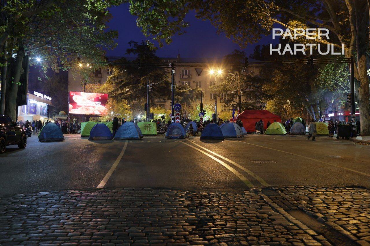 Рассвет в протестном лагере. Фоторепортаж Paper Kartuli  Люди не расходятся. Полиции рядом с протестующими нет, но патрульные машины перекрыли выезд на Варазисхеви с площади Героев, сообщает корреспондент Paper Kartuli.  Контекст. Акция «Верни свой голос» проходит в Тбилиси со вчерашнего вечера, организаторы заявляли, что она продлится 24 часа. Лагерь протестующих занял весь перекресток между Чавчавадзе, Меликишвили, Кекелидзе и Варазисхеви. Протестующие заявляют о фальсификациях и требуют проведения новых выборов.   Фото: Артем Монахов для Paper Kartuli        инстаграм   фейсбук Paper Kartuli