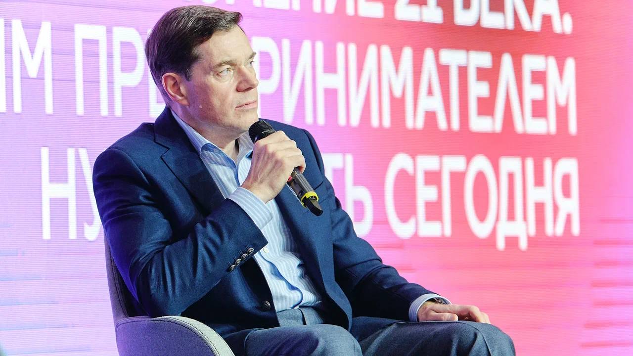 Алексей Мордашов, председатель Совета директоров «Северстали», выступил на молодежном бизнес-форуме «Поколение»  «Что можно, наверное, с уверенностью сказать - за последние 25 лет Россия точно прошла очень серьезный путь нормализации бизнес-отношений и бизнес-климата. У нас много примеров жесткого бизнес-климата, но все-таки, в целом, можно говорить, что возможности ведения бизнеса в России сегодня спокойнее и лучше, чем это было 25-30 лет назад. Законы более отработанные, правила более четкие», - сказал Алексей Александрович во время своего выступления.     Смотрите видеорепотаж РБК    Читайте подробнее в материале ТАСС  Организатором форума выступает Агентство стратегических инициатив, Фонд «Росконгресс» и сообщество молодых предпринимателей «Y Club». В мероприятии приняли участие более 500 молодых бизнесменов и управленцев.