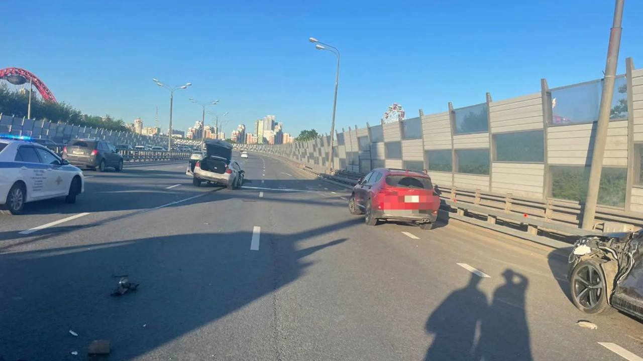 На Живописном мосту столкнулись четыре автомобиля, сообщает Дептранс    На месте работают оперативные службы города. Обстоятельства произошедшего и информация о пострадавших уточняются.  Переходи на телеграм канал района Крылатское Live @ KrylatskoeLIVE