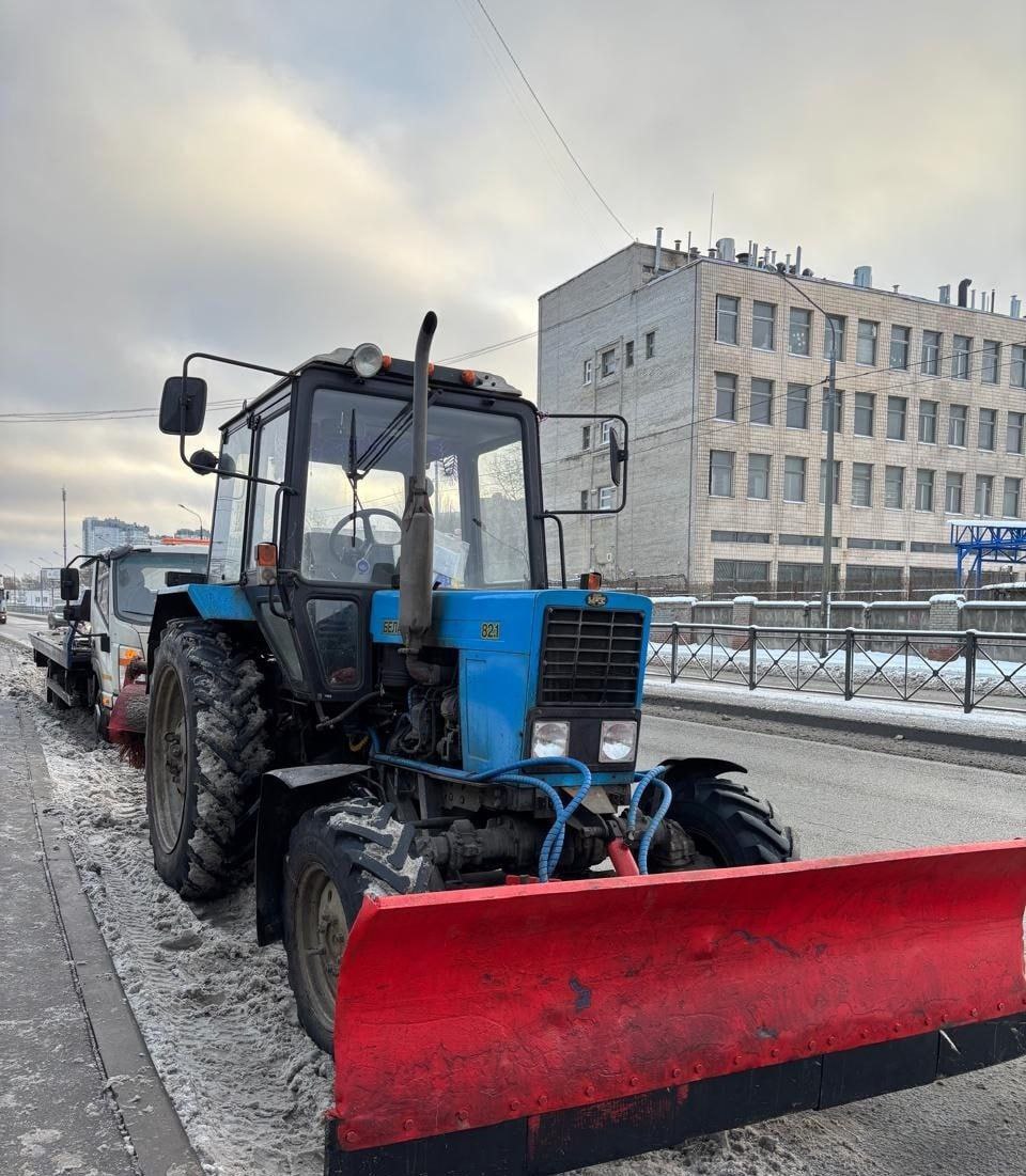 Снегоуборщик получил два уголовных дела, встретившись с ДПС  В Кировском районе приняли иностранного специалиста, который утром на тракторе чистил Автомобильную улицу. 35-летний гость из Центральной Азии понимал местную специфику, но что-то пошло не так.  Как сообщает петербургская Госавтоинспекция, мужчина предъявил удостоверение тракториста-машиниста, которое оказалось поддельным. Во время оформления работяга ещё и предложил ДПСникам 10 тысяч рублей, чтобы замять проблему, однако те отказались.  В итоге на снегоуборщика завели два уголовных дела по статьям о подделке документов и даче взятки должностному лицу. Он заключён под стражу.   kdpiter