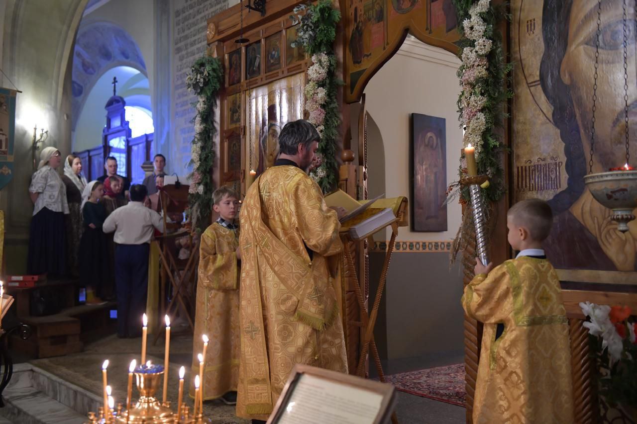 Священный Синод постановил проводить 11 января молебен во всех храмах Русской Православной Церкви о вразумлении женщин намеревающихся сделать аборт Председатель Патриаршей комиссии по вопросам семьи защиты материнства и детства иерей Феодор Лукьянов по изучении поступающих на имя Предстоятеля Русской Православной Церкви обращений представил предложение относительно возношения особых молитв о недопущении убийств детей в материнской утробе Священный Синод постановил Синодальной богослужебной комиссии в срок до 1 декабря с г представить на рассмотрение Священного Синода текст молебна о вразумлении имеющих намерение совершить убиение младенца во чреве Ежегодно 29 декабря 11 января в день памяти мучеников 14000 младенцев от Ирода в Вифлееме убиенных повсеместно с подобающим пояснением включать в сугубую ектению Божественной литургии прошения из сугубой ектении упомянутого молебна а после сугубой ектении Божественной литургии молитву из этого молебна По усердию и произволению настоятелей совершать в этот день и полный молебен по окончании Божественной литургии В прочие дни года совершать упомянутый молебен в ответ на поступающие обращения или согласно определенному графику по решению настоятелей и приходских советов Патриаршая комиссия по вопросам семьи