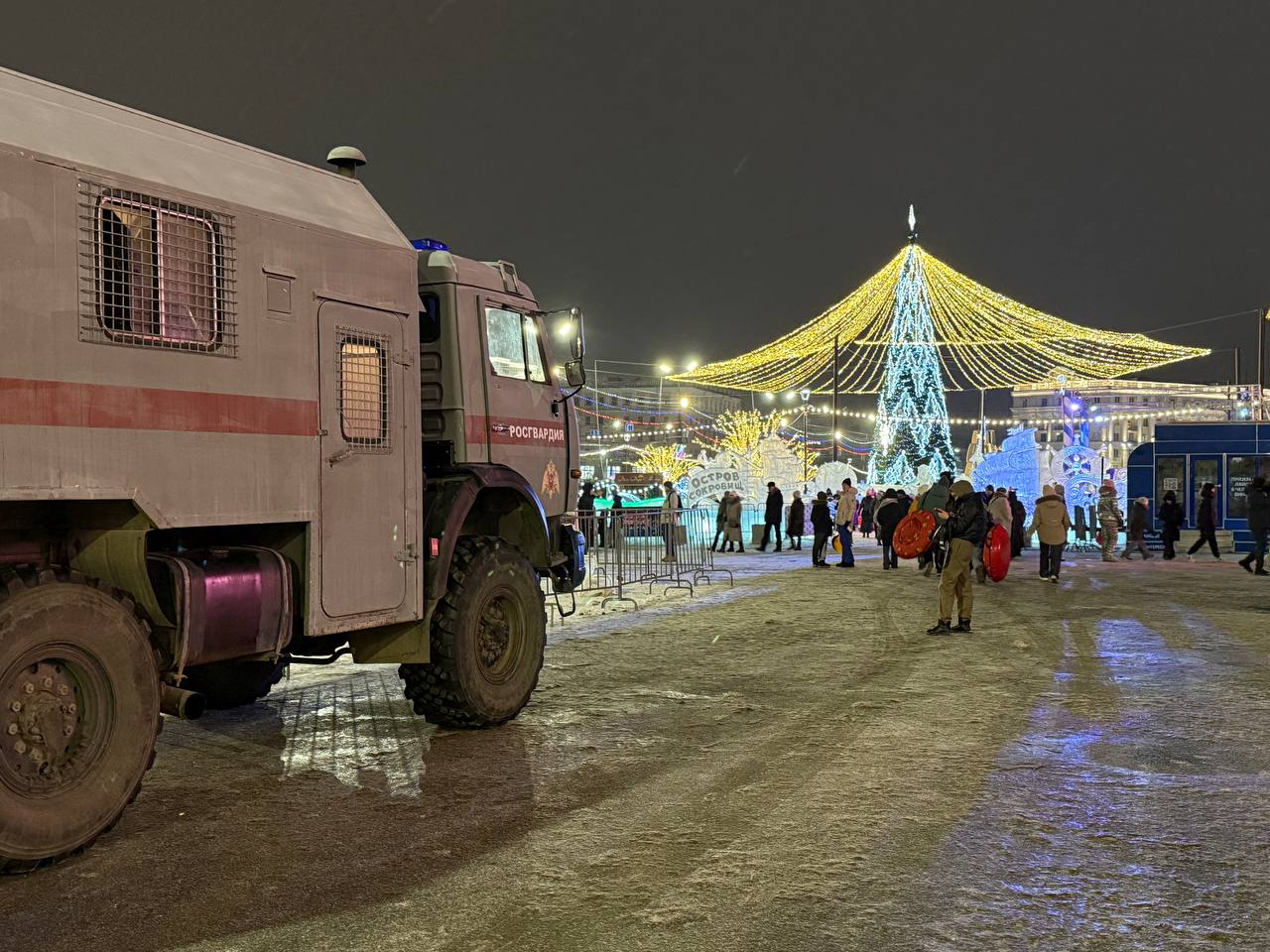 Повышенные меры безопасности в ледовом городке на площади Революции расстроили челябинцев. Некоторые читатели   рассчитывали отметить праздник традиционными гуляниями и катанием с горок, наткнулись на забор и суровую охрану. Мы приехали погулять, а всё закрыто. Перелезли через забор, тут человек 15, и всё, и только полицейские с автоматами, — рассказал читатель, прибывший в городок около трех часов ночи. — Ну это бред же, в новогоднюю ночь закрыть новогодний городок.  Тех, кто успел погулять в городке вечером, обескуражили не только автозаки у входа, но и непривычная тишина. В 7-8 вечера застали чахлую песню на сцене, но уже в полвосьмого всё закончилось, свет погасили, музыки не стало совсем. С детьми не играли Дед Мороз и Снегурочка, домик Деда Мороза был закрыт.   Ранее мэр Алексей Лошкин объяснил ограниченный режим посещения городков тем, что «страна является участником специальной военной операции».