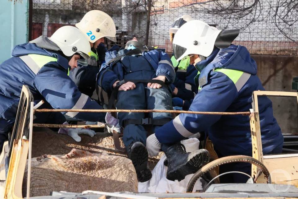 В Волгограде загорелся строительный кран, есть пострадавший Инцидент произошел днем 10 июля на юге областного центра. Сегодня, 10 июля, жителей Красноармейского района Волгограда днем напугал звук резкого хлопка. Раздался он со стройплощадки напротив домов №40 на улице 50 лет Октября и №1А по улице Голубева. Также очевидцы сообщили о том, что загорелся строительный подъемный кран. В пресс-службе ГУ МЧС по Волгоградской области "Городским вестям" подтвердили инцидент. - Сегодня, 10 июля, в 12:05, на пульт дежурного поступило сообщение о пожаре в Красноармейском районе Волгограда. Горел строительный кран на площади 10 кв. м. Подразделения 7 ПСЧ ликвидировали горение в 12:16. Пострадал водитель, он был госпитализирован. Причина пожара устанавливается.