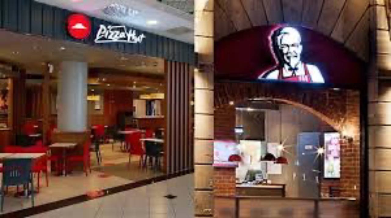 В Турции могут закрыться 537 ресторанов KFC и Pizza Hut.  Компания Yum! Brands расторгла франчайзинговый договор с İş Gıda A.Ş., оператором всех ресторанов KFC и Pizza Hut в Турции, из-за несоответствия стандартам. Это решение затронет 283 ресторана KFC и 254 ресторана Pizza Hut, которые временно прекратят работу. Компания подчеркнула, что остаётся приверженной рынку Турции и планирует в будущем открыть как можно больше ресторанов. Ситуация в Турции не повлияет на другие рынки, включая Германию, где Yum! недавно вернула себе франчайзинговые права. Общие финансовые потери от расторжения составят около 60 миллионов долларов.  “Мы намерены снова предоставлять качественный сервис клиентам в Турции в будущем,”  — заявили в Yum! Brands.