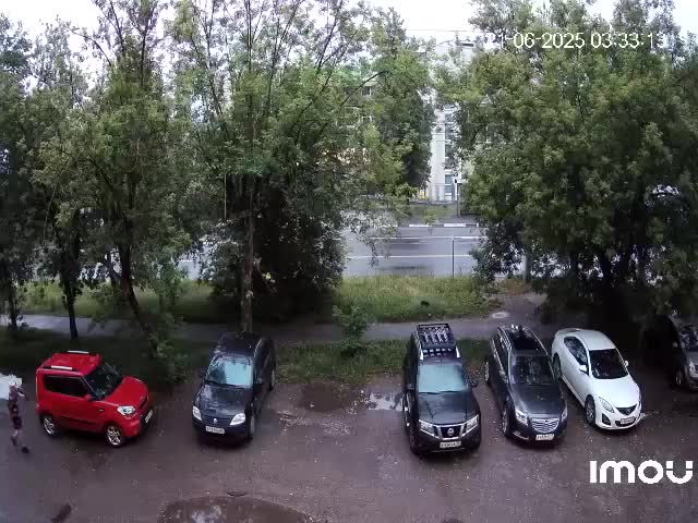 Полиция разыскивает мужчину, разгромившего автомобили во Владивостоке