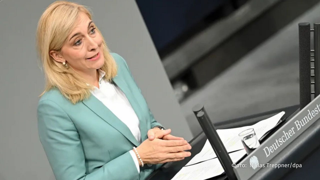 Германия создала множество новых проблем, частично легализовав каннабис. Об этом сообщила министр здравоохранения ФРГ Нина Варкен. "Мы создали больше проблем, чем решили. Необходимо действовать. <...> Легализация, безусловно, не привела к снижению потребления. И правоохранительные органы также называют положение сложным", — сказала она. Варкен заявила, что считает ошибкой частичную легализацию. При этом она напомнила, что в коалиционном договоре правительства канцлера Германии Фридриха Мерца зафиксировано лишь намерение провести оценку этого закона. Больше новостей тут МАХ Отправить новость