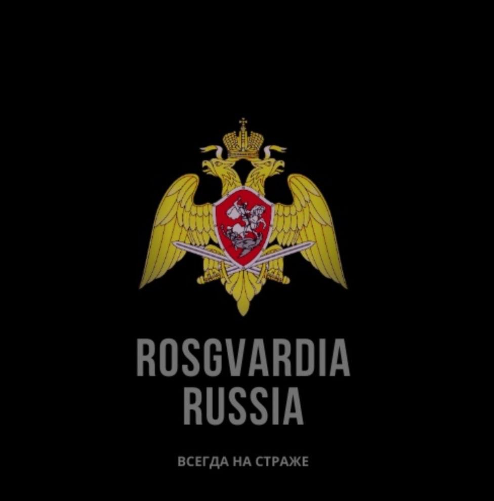 Росгвардия отстояла товарный знак Останкинский суд по иску прокуратуры запретил несколько патриотических сообществ которые использовали символику Росгвардии слова вроде ОМОН СОБР или схожие логотипы Символика некоторых пабликов хотя и была видоизменена но сохраняла сходство до степени смешения Логотип и символ Росгвардии являются зарегистрированными товарными знаками 620458 и 620459 использование которых возможно только с разрешения ведомства Суд решил что такая атрибутика может ввести пользователей в заблуждение ведь официального разрешения от ведомства на использование товарного знака правообладателя у администраторов не было Под блокировку попали семь сообществ шесть во ВКонтакте и одно в Telegram Подписаться