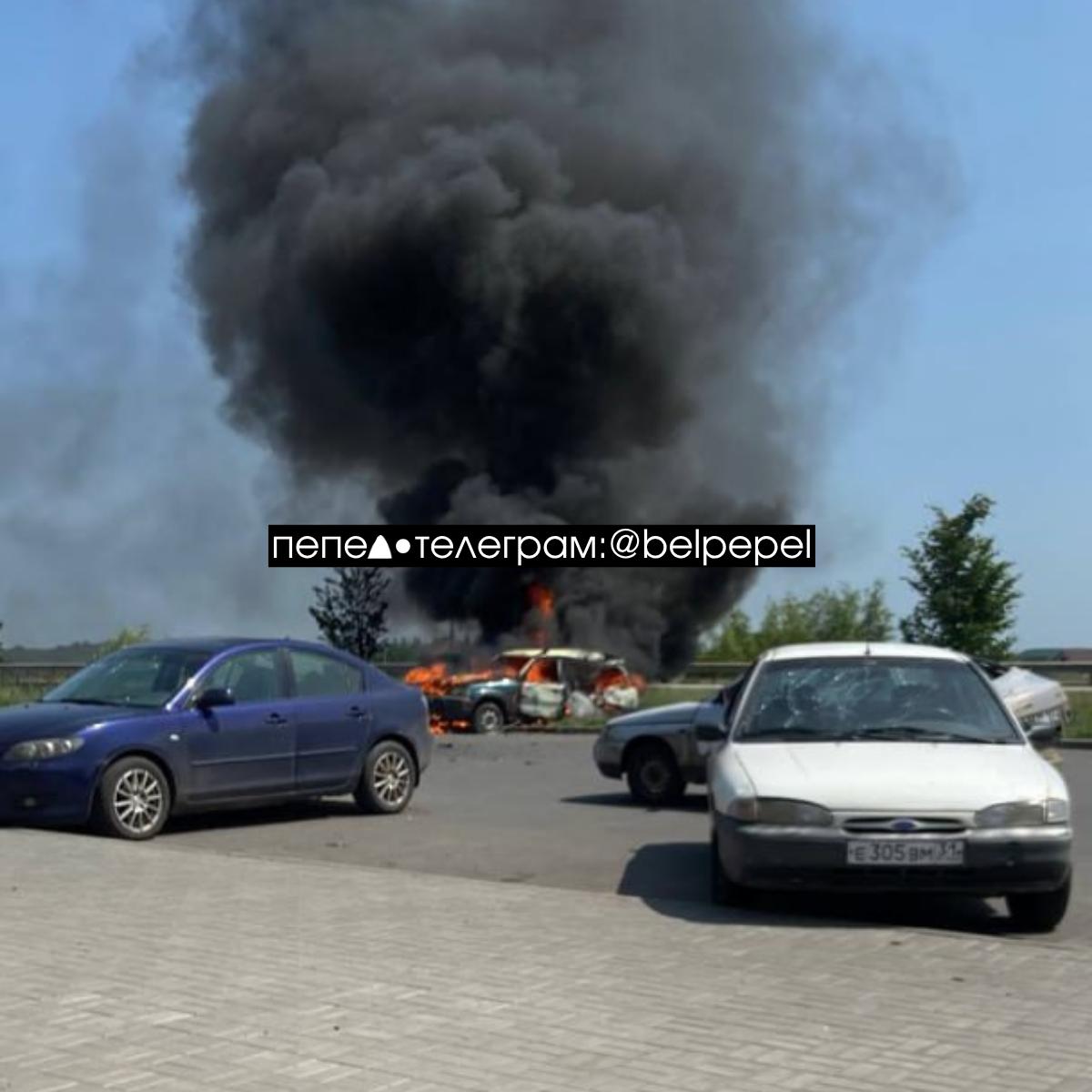 Дрон атаковал автомобиль на парковке магазина «Пятёрочка» в селе Никольское Белгородского района. По предварительным данным, один человек погиб, двое — пострадали. Подписаться на «Пепел»