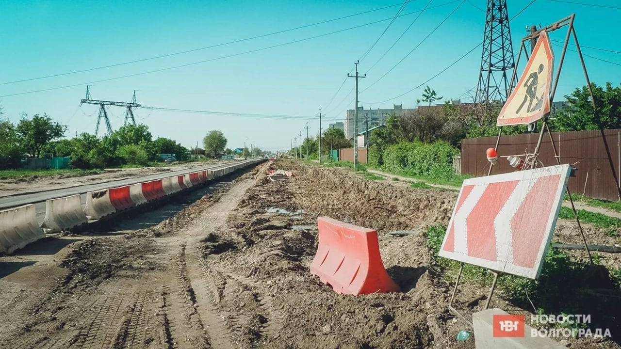 В Ленинском районе построят новую дорогу и мост  В Волгоградской области проложат дорогу «Ленинск — Покровка — Лещев» на участке с 24-го по 33-й километр. Также возведут мост через ерик Калинов.  Проект обойдётся в 383,7 млн рублей. Работы завершат к 1 октября 2026 года. Гарантия на дорожное покрытие составит 8 лет, на мостовые конструкции — до 10 лет.           Подписаться