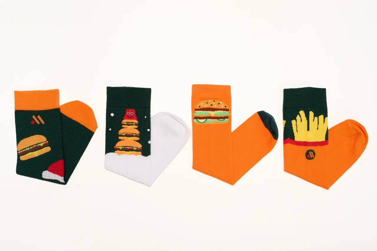 Новогодние носки с бургерами и картошкой завезут во Вкусно и точка Все эти варианты будут идти вместе с зимним комбо с 27 ноября Утепляемся красиво