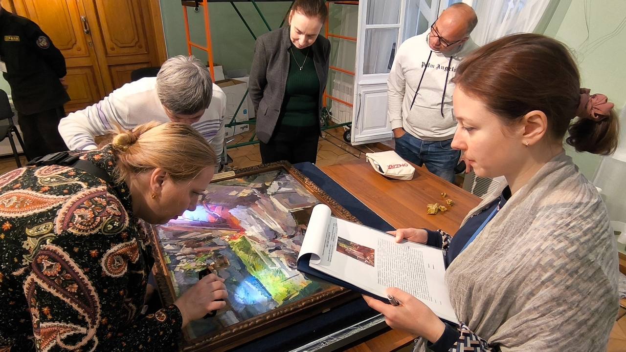 Экспонаты Третьяковской галереи прибыли на выставку в Чебоксары Их бережно доставили на специальном транспорте эксперты проверили картины и убедились что они в отличном состоянии 4 сентября жители и гости города смогут увидеть три шедевра Третьяковской галереи Выставка пройдет в Чувашском художественном музее На экспозиции представлены работы двух выдающихся мастеров XIX XX веков Это Приезд иностранцев и Девушка в красной шубке Сергея Иванова а также У открытого окна Портрет дочерей Ф И Шаляпина Константина Коровина Выставка будет работать с 4 сентября по 4 декабря Школьники и студенты могут посетить выставку по Пушкинской карте С 2025 года она входит в нацпроект Семья