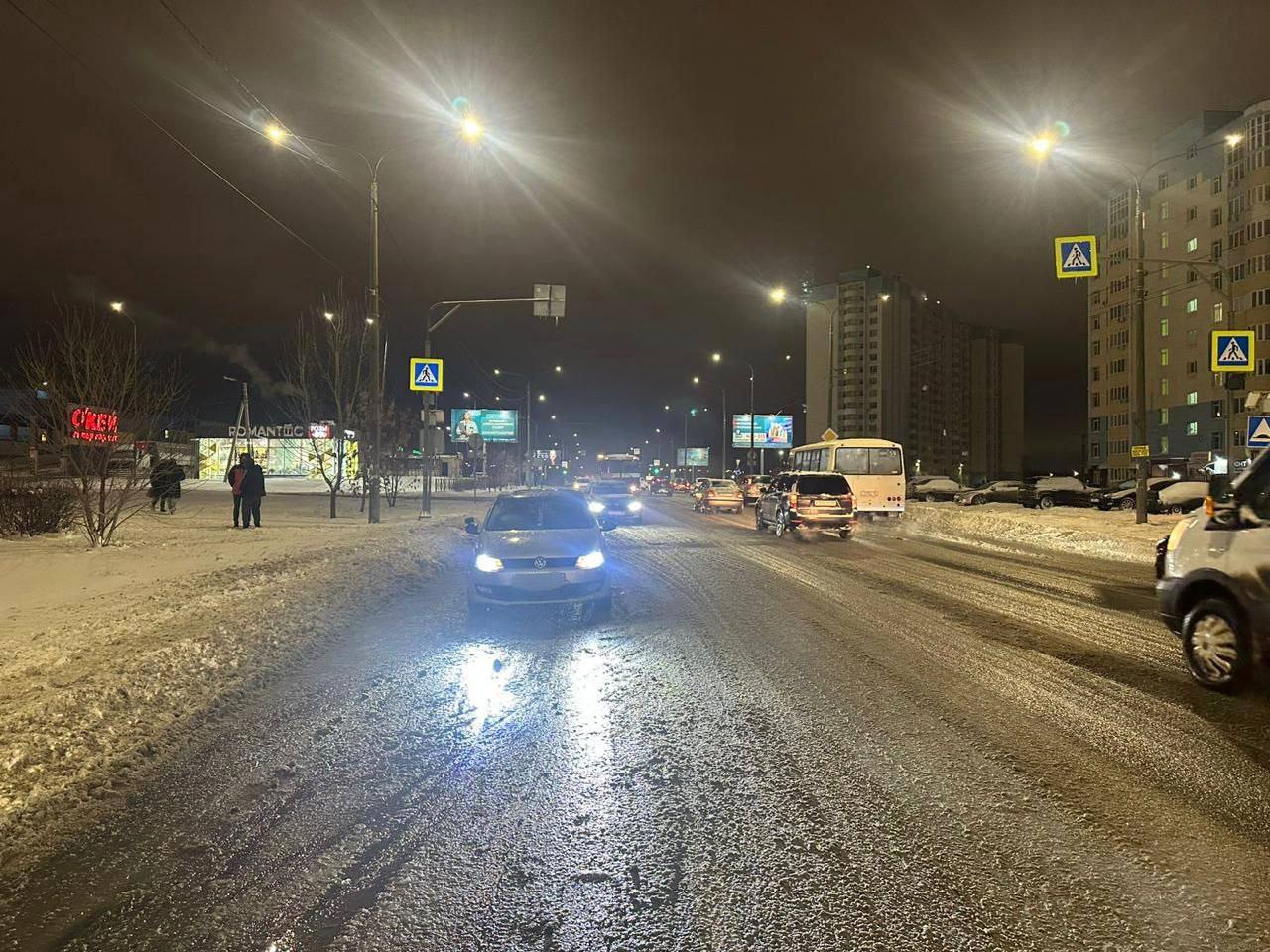 На Салмышкой под машину попали мать и ребенок    #Про_Происшествия   В Оренбурге в аварии пострадал малолетний ребенок. Девочка попала под машину вместе с матерью и сейчас находится в больнице.    Все произошло утром на ул. Салмышской в районе дома №67. Водитель «Фольксваген Поло» сбил 29-летнюю девушку-пешехода, у которой на руках находилась 3-летняя дочь.  Молодая женщина пересекала проезжую часть по нерегулируемому пешеходному переходу.    «В результате ДТП малолетний ребенок госпитализирован. Сотрудники полиции устанавливают все обстоятельства произошедшего», - прокомментировали в пресс-службе УМВД.