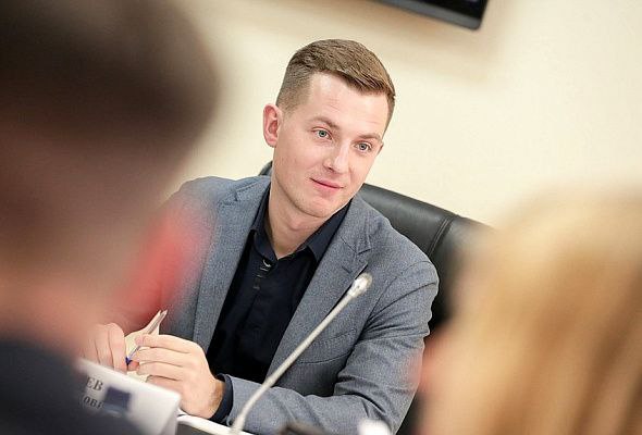 «Единая Россия» добивается появления предупреждений о вреде здоровью на упаковках вейпов  Предупреждающие надписи о вреде здоровью могут стать обязательными для размещения на упаковках вейпов и никотинсодержащих жидкостей. Соответствующие изменения в ГОСТ, регулирующий производство такой продукции, могут быть внесены в ближайшее время, сообщил председатель комитета Госдумы по молодежной политике Артем Метелев.  «Мы предложили Росстандарту изменения в профильный ГОСТ: ввести для упаковок вейпов и жидкостей обязательные, хорошо заметные, предупреждающие об опасностях надписи, как на сигаретах, а также убрать привлекательные для детей элементы дизайна. Я благодарен главе ведомства Антону Шалаеву за поддержку нашей позиции. Изменения будут внесены в ближайшие месяцы», - сказал глава думского молодежного комитета.  Ранее Метелев направил письмо на имя главы Росстандарта с просьбой рассмотреть возможность внесения изменений в ГОСТ, регулирующий производство никотинсодержащих жидкостей. Как отмечается в письме, в соответствии с пунктом 4.11.8 ГОСТ 3935-2000 «Сигареты. Общие технические условия» на одну из больших сторон каждой пачки сигарет наносится надпись: «Курение убивает», занимающая не менее 30% площади, а на противоположной стороне размещается другая предупреждающая надпись, занимающая не менее 50% поверхности. При этом, отмечает Метелев, аналогичные требования к упаковке вейпов и никотинсодержащей жидкости отсутствуют.  «Яркие упаковки вейпов, с фруктами, сладостями или мультяшными персонажами – это не случайность, а продуманная маркетинговая кампания для манипуляции молодежью. Создается иллюзия, что это безобидное лакомство, а не опасная никотиновая смесь. Стоит признать, это хоть и аморальная, но рабочая стратегия: каждый четвертый подросток 11-17 лет уже использует вейпы, среди 16-17-летних – почти половина. А курение вейпов в разы повышает риск астмы, тяжелых легочных заболеваний и онкологии», - заявил парламентарий.