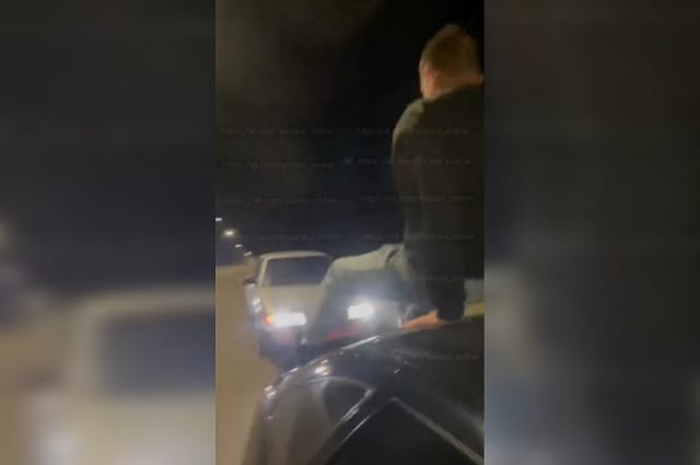 В Башкирии разыскивают мужчин, устроивших перформанс на дороге В Янауле мужчина во время движения прыгал с одного автомобиля на другой. Это засняли на видео и выложили в соцсети. Сейчас участниками этого опасного перформанса заинтересовались сотрудники Госавтоинспекции Башкирии. При этом машины выезжали на встречную полосу, создавая опасность для других участников дорожного движения.