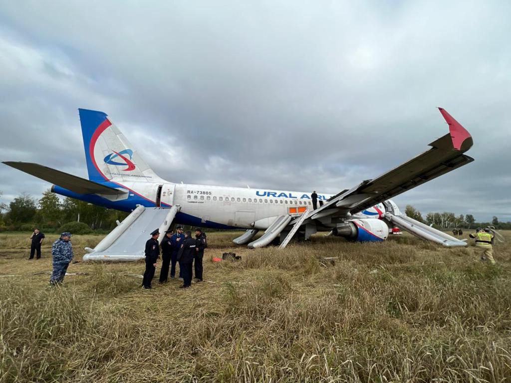 Дело пилота посадившего самолёт в поле перенесли в Омск Восьмой кассационный суд общей юрисдикции Кемерова принял решение перенести рассмотрение дела пилота Сергея Белова посадившего самолёт в поле в сентябре 2023 года из Барабинского районного суда Новосибирской области в Центральный районный суд Омска Судья сообщил что причиной переноса стало то что большинство потерпевших и свидетелей по делу проживает в Омской области Прокурор также поддержал ходатайство Напомним что 12 сентября самолёт Airbus A320 авиакомпании Уральские авиалинии летевший из Сочи в Омск совершил аварийную посадку на пшеничное поле в Убинском районе Новосибирской области На борту было 167 человек включая шесть членов экипажа и 23 ребёнка Фото Уральские авиалинии Om1 Омск в MAX