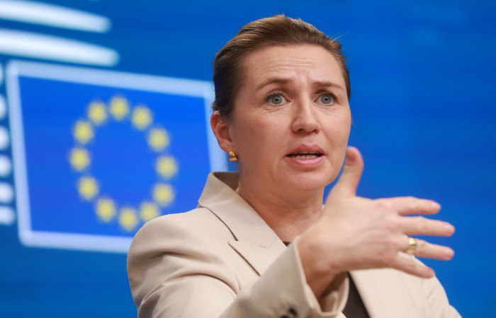 Премьер министр Дании Метте Фредериксен призвала президента США Дональда Трампа прекратить угрожать захватом Гренландии Нет абсолютно никакого смысла говорить о том что США хотят захватить Гренландию США не имеют права аннексировать ни одну из трех частей Датского королевства говорится в заявлении премьер министр Дании опубликованном на ее официальном сайте interfaxonline Фото EPA ТАСС