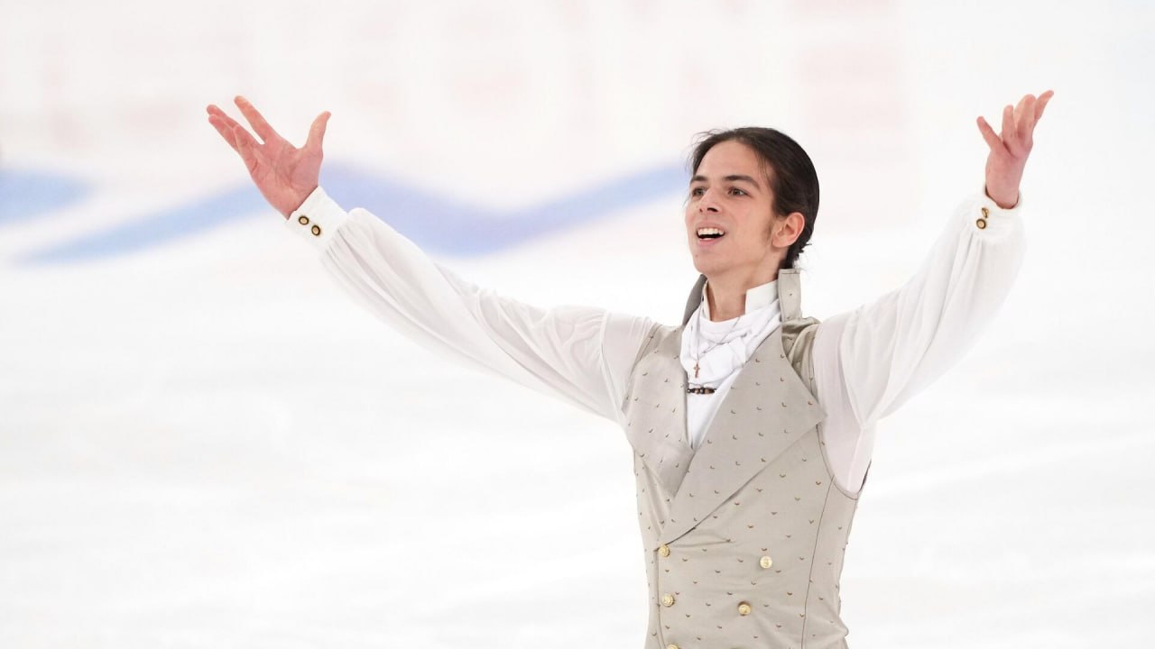 Фигурист Пётр Гуменник установил рекорд России по баллам за короткую программу На соревнованиях в Санкт Петербурге спортсмен получил за своё выступление 109 05 балла На втором месте расположился Семён Соловьёв 88 53 балла третью строчку занимает Илья Строганов 74 22 балла Подписаться на Говорит Москва Telegram VK MAX