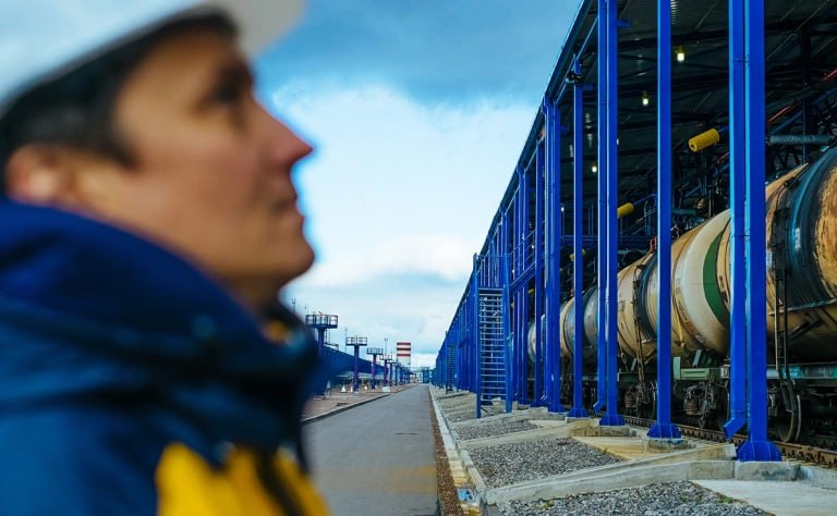 Российскому рынку топлива стоит задуматься о создании интервенционного фонда для решения таких нестандартных ситуаций как возникла в 2025 году С этим предложением выступил главный аналитик по макроэкономике рынкам нефти и нефтепродуктов компании Пролеум крупнейший частный трейдер в России Андрей Дьяченко в рамках круглого стола в ТПП Схожий механизм уже существует на зерновом рынке напомнил он Государственный интервенционный фонд зерна действует в России с 2001 года С помощью него правительство влияет на стабилизацию рынка закупая у производителей зерно или реализуя его из резерва Как антикризисную меру создание аналогичного фонда на рынке топлива ранее уже обсуждали сначала в 2008 2009 годах а затем в 2011 м В обоих случаях главную сложность представляло создание резервуарного парка и стоимость хранения топлива Фото Мария Ионова Грибина для РБК РБК в Telegram и MAX