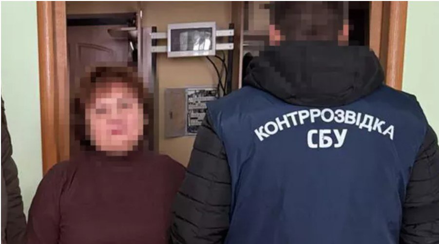 Директора ялтинской школы 14 Светлану Турлакову задержали в Киеве Директора ялтинской школы задержали в Киеве когда она поехала проведать больную мать сообщили в Минобразования Крыма и назвали задержание незаконным Ранее о задержании педагога сообщили в СБУ Согласно их данным женщина приехала в столицу Украины навестить родственников и была задержана по подозрению в коллаборационной деятельности якобы из за пособничества идеологии России и постоянного проведения агитационно массовых мероприятий во время которых навязывала школьникам и их родителям тезисы московской пропаганды Министерство образования науки и молодежи Республики Крым выражает глубокую озабоченность в связи с незаконным задержанием директора ялтинской школы Севкор теперь в MAX Читайте Севкор