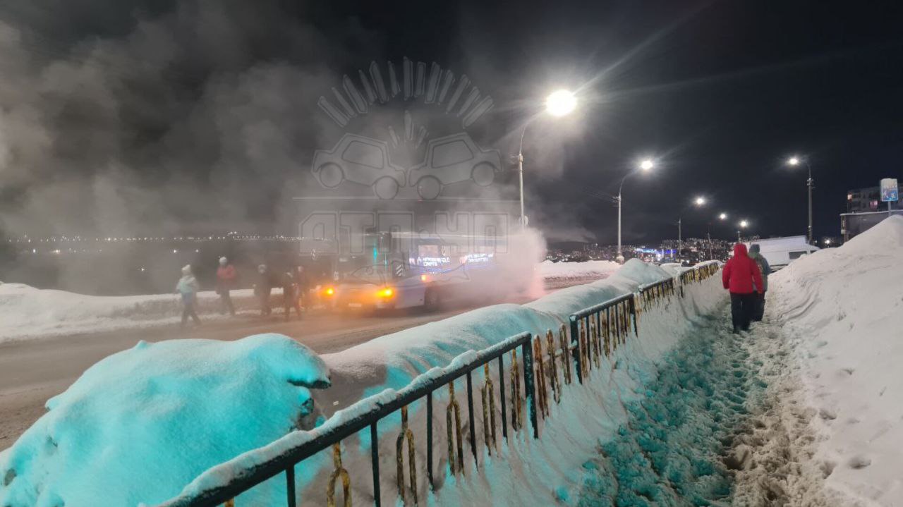 В тг-канале «Мурманск ДТП ЧП» сообщают, что только что на остановке «Почта» задымился и встал автобус №27.  Пассажиры транспорт покинули. Уточняются подробности происшествия.