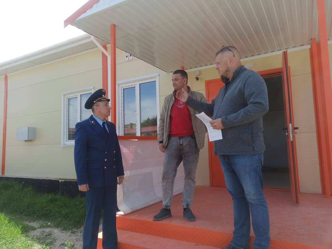 В Бахчисарайском районе прокуратура контролирует ход строительства врачебных амбулаторий. Исполняющий обязанности прокурора Бахчисарайского района Александр Могорычев проинспектировал ход строительства зданий врачебных амбулаторий, возводимых на территории района. В рамках реализации национального проекта «Продолжительная и активная жизнь» на территории Бахчисарайского района осуществляется строительство четырех врачебных амбулаторий. Совместно с представителями подрядчика и заказчика Александр Могорычев осмотрел возведенные объекты и прилегающую территорию. Подрядчику объявлено предостережение о недопустимости нарушения сроков исполнения контрактов. В настоящее время проведение строительно-монтажных работ продолжаются, ход и своевременность их исполнения находятся под контролем надзорного ведомства.