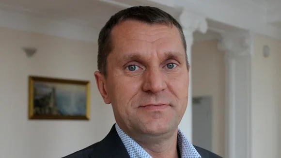 Алексей Спиридонов официально возглавил Суджанский район Курской области Депутаты представительного собрания Суджанского района Курской области избрали главой муниципалитета Алексея Спиридонова, который с конца июня занимал этот пост в качестве и. о. Об этом сообщил врио губернатора Александр Хинштейн в своем Telegram-канале. «Люди знают его не понаслышке, и главная его задача сейчас — преодолеть управленческий кризис, который сложился в районе. Нам нужно обеспечить массовое восстановление разрушенной инфраструктуры в районе, предстоит фактически заново построить Суджу и десятки других населенных пунктов»,— уверен Александр Хинштейн. Подписывайтесь на «Ъ-Черноземье»
