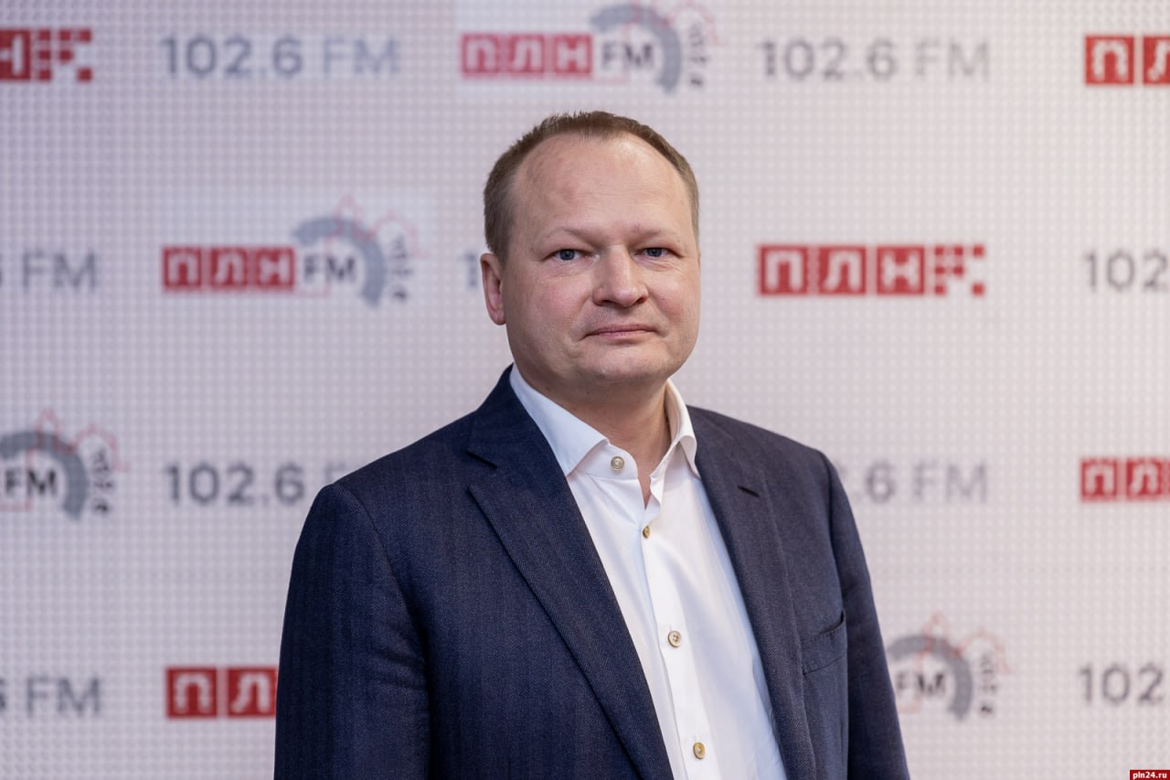 Антон Мороз об уличном освещении в округе 3 На некоторых участках требуется комплексная реконструкция С чем связаны сложности с уличным освещением на улицах округа 3 в Пскове рассказал депутат Псковской городской Думы Антон Мороз Основные сложности это состояние старых сетей и опор а также необходимость замены светильников на более современные и энергоэффективные На некоторых участках требуется комплексная реконструкция а это уже более затратные и длительные работы Кроме того в осенне зимний период добавляется нагрузка на коммунальные службы и сроки устранения неисправностей иногда растягиваются Тем не менее каждая заявка жителей отрабатывается Моя задача как депутата добиваться чтобы проблемные адреса включались в планы работ и чтобы решения принимались своевременно В целом он оценил ситуацию как неоднородную так как есть участки где освещение периодически выходит из строя В целом уровень уличного освещения на улицах третьего округа остаётся неоднородным Есть участки где сети работают стабильно но есть и проблемные зоны где освещения недостаточно или оно периодически выходит из строя Именно эти адреса чаще всего становятся предметом обращений жителей подытожил Антон Мороз