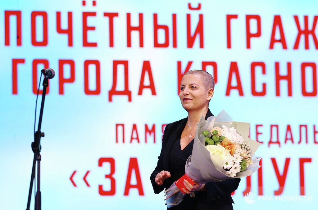 Маргариту Симоньян наградили званием Почетный гражданин Краснодара Симоньян родилась и училась в Краснодаре и начала журналистскую карьеру корреспондентом телерадиокомпании Краснодар Много было в моей жизни наград и я никогда получая эти награды не испытывала такого пьянящего набора и объема чувств как получив эту награду и это удостоверение сказала главред международной медиагруппы Россия сегодня и телеканала RT Подписаться на РИА Новости