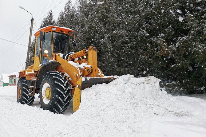 Уборку снега в Югре теперь контролируют нейросети Нижневартовск в числе пилотных городов В Нижневартовске а также в Сургуте и Ханты Мансийске внедряют систему контроля за уборкой снега с помощью искусственного интеллекта По городским улицам теперь курсируют автомобили оснащённые специальными камерами и нейросетевым анализатором Как это работает камеры фиксируют состояние дорог и тротуаров ИИ анализирует данные информация автоматически отправляется в обслуживающую организацию которая отвечает за уборку на этом участке Проект пока на стадии тестирования но уже планируется его расширение на всю территорию ХМАО Нейросети следят за чистотой остаётся надеяться что реакция на данные будет такой же быстрой как их сбор Будь в курсе Нижневартовска typical nv86