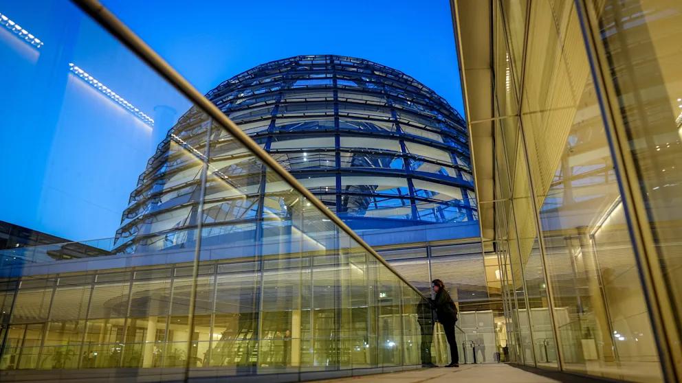 Семерым сотрудникам Альтернативы для Германии запретили вход в Бундестаг Администрация Бундестага после выборов в феврале 2025 года отказалась выдать пропуска семи сотрудникам партии Альтернатива для Германии Двое из них работают на парламентскую фракцию еще пятеро на отдельных депутатов Без пропусков они не могут попасть в здания Бундестага и как следствие не получают зарплату В администрации Бундестага BILD подтвердили что все сотрудники фракций обязаны проходить проверку надежности перед выдачей пропуска Если возникают обоснованные сомнения в надежности заявителя пропуск может быть отклонен Такая проверка согласно правилам проводится для предотвращения рисков и для безопасности парламента Причины отказа официально не раскрываются ни администрация Бундестага ни сама АдГ деталей не называют Парламентский управляющий фракции Бернд Бауманн заявил что партия намерена оспаривать решение в суде и обвинил председателя Бундестага Юлию Клёкнер в дискриминации АдГ BILD Russian