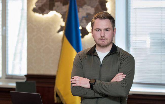 Зеленский предложил назначить главу налоговой Руслана Кравченко новым генпрокурором Президент Владимир Зеленский направил в Верховную Раду представление о назначении руководителя налоговой службы Руслана Кравченко на пост генерального прокурора. Об этом сообщил спикер парламента Стефанчук. По словам главы фракции «Слуга народа» Давида Арахамии, кандидатуру обсудят на партийном заседании уже завтра. Голосование в Раде ожидается на одном из ближайших пленарных дней. Напомним, пост генерального прокурора остаётся вакантным с октября 2024 года, после увольнения Костина. С тех пор ведомство возглавляет исполняющий обязанности.