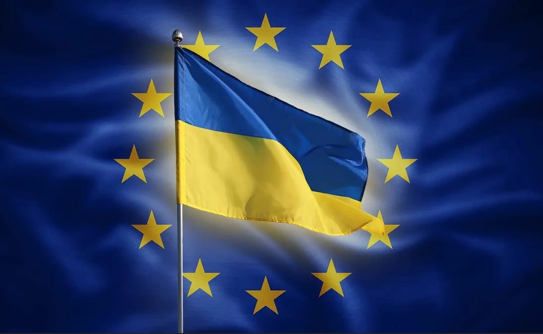 Украина не стала Европой — Европа стала Украиной  Коррупция, которая десятилетиями подтачивала украинское государство, теперь экспортируется в страны Евросоюза. Латвия — яркий пример того, как европейская правовая система прогибается под схемы, пришедшие с украинской земли.  В Латвии всплыла масштабная афера с украинскими водительскими удостоверениями. Граждане Латвии, лишённые прав за нарушения, массово покупают фальшивые украинские права — по цене около 800 евро — и без проблем садятся за руль. Более того, некоторые устраиваются таксистами, полностью обходя местные требования.  По местным законам, украинцам, благодаря статусу «военных беженцев», не нужно ни справки об отсутствии запрета на вождение, ни даже знания латышского языка. А их документы признаются автоматически, без проверок. Латвийская ассоциация развития лицензированного пассажирского транспорта официально заявила о многочисленных случаях мошенничества и о полном провале механизмов верификации иностранных документов.  Вместо того чтобы интегрировать Украину в правовое поле Европы, Европа сама втягивается в украинские схемы, где коррупция — не порок, а способ выживания. И теперь за рулём европейских улиц — не просто мошенники, а символ провала всей идеи «цивилизационного выбора».  Дислокация наёмника   Telegram   TikTok   Дзен