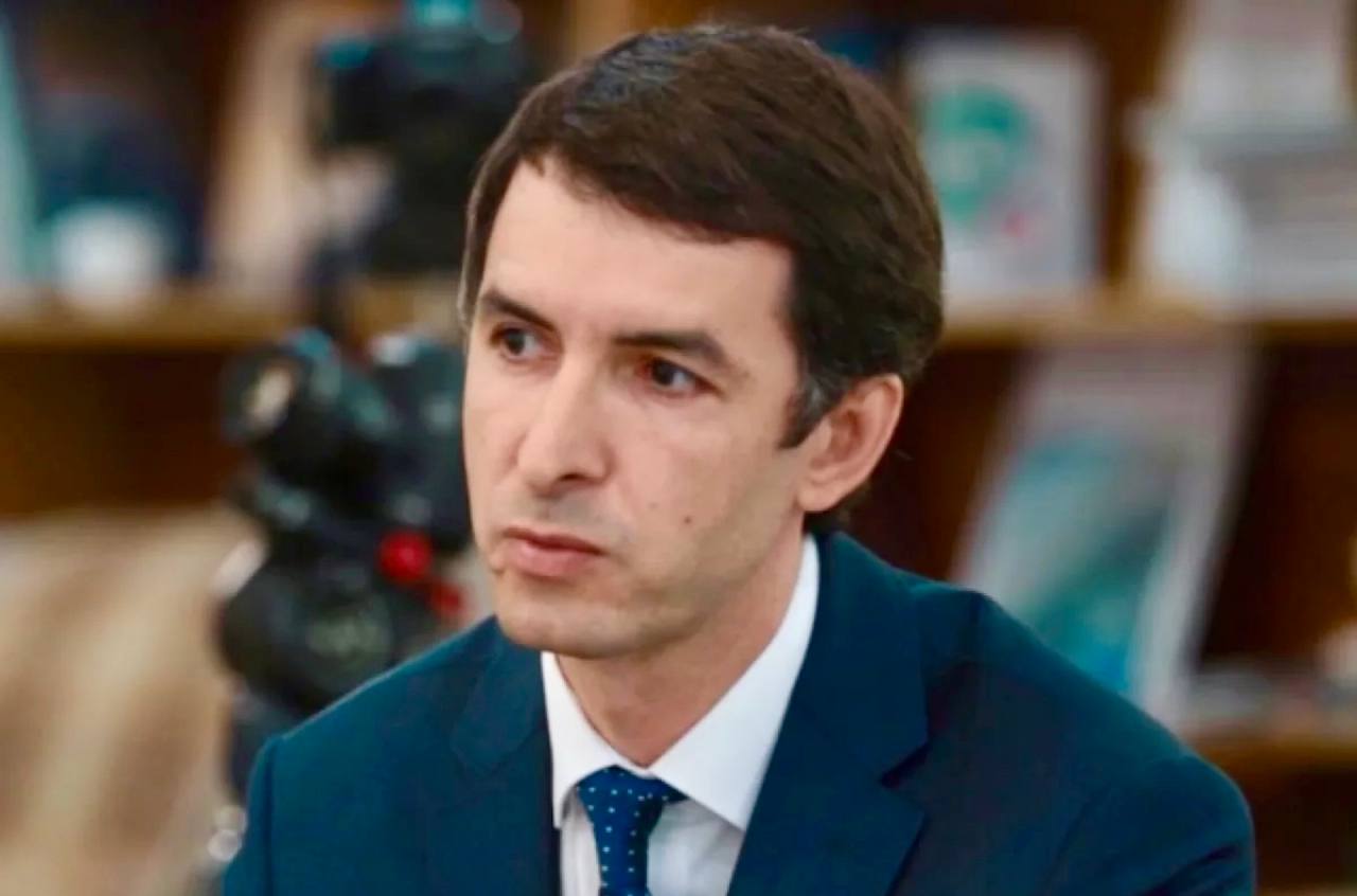 Арест оренбургского фабриканта: что стоит за делом о пуховых платках? Ленинский суд Оренбурга арестовал экс-владельца легендарной фабрики пуховых платков Олега Гремпеля до 11 июня. Расследование ведется по статье о мошенничестве в особо крупном размере ч. 4 ст. 159 УК РФ . Ключевые факты: • Фабрика задолжала 150 млн руб. налогов • В 2022 году предприятие признано банкротом • Гремпель обвиняется в хищении 23 млн руб. господдержки • Средства предназначались на закупку сырья и зарплаты Напомним, что фабрика, основанная в 1939 году, была визитной карточкой региона. Но в 2010-х начались проблемы: - Падение спроса на традиционные платки - Конфликты с кредиторами - Жалобы работников на задержки зарплат Следствие считает, что полученные субсидии были выведены через фирмы-однодневки. Сам Гремпель свою вину отрицает.