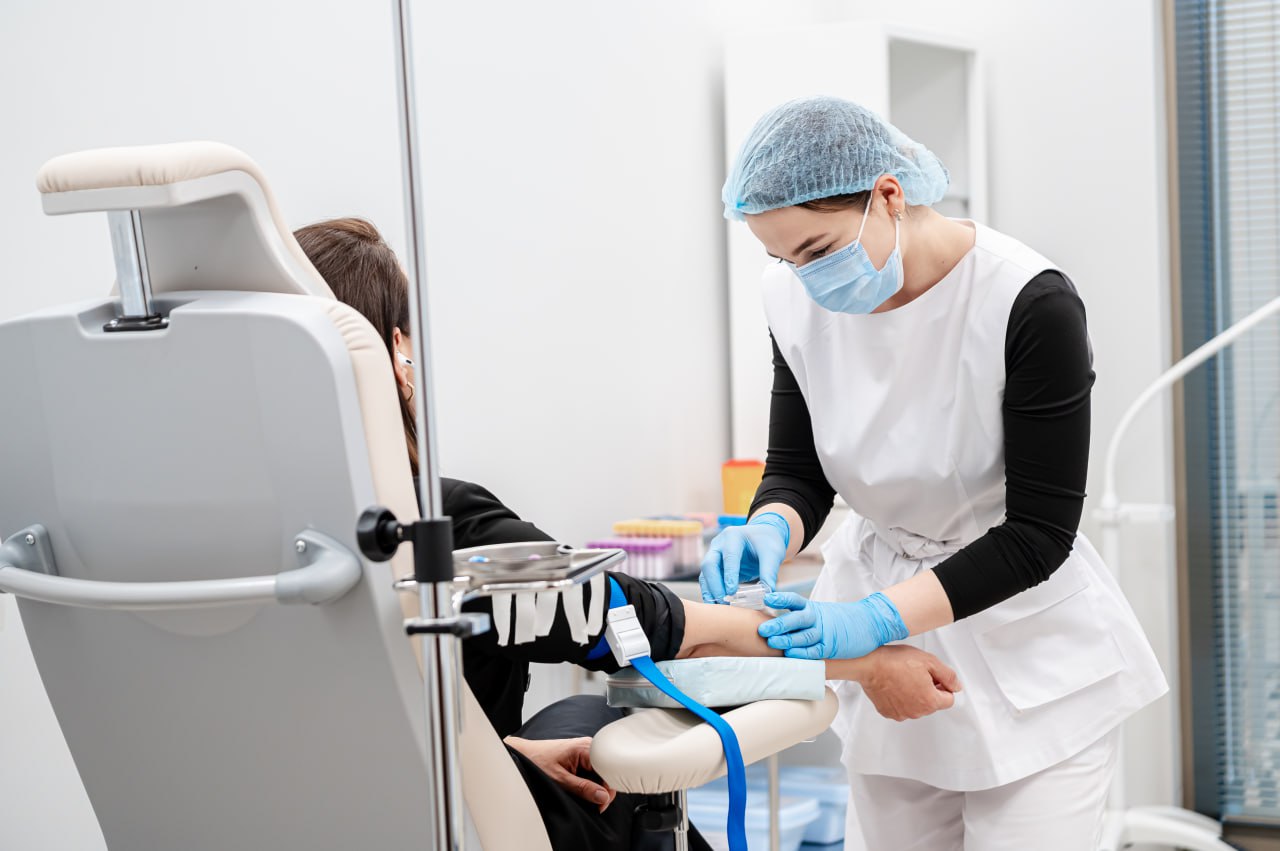 Новый многопрофильный медцентр построят в Краснодарском крае   В Сириусе появится современный многопрофильный медицинский центр для взрослых и детей Он станет частью Научно технологического кампуса Сириус и сфокусируется на лечении онкозаболеваний Центр будет включать в себя стационары для взрослых на 460 коек и детей на 60 коек оснащенные передовым диагностическим оборудованием Здесь планируется круглосуточно оказывать экстренную медицинскую помощь жителям и гостям Сириуса В структуру клиники войдут консультативная поликлиника на 300 посещений в смену дневной стационар на 40 коек а также современные центры диагностики включая центр ядерной медицины и лучевой терапии Особое внимание будет уделено разработке и производству инновационных лекарственных препаратов включая мРНК вакцины препараты генной и клеточной терапии Руководитель Медицинского клинического центра Сириус Ефим Данилевич отметил что для использования современных методов диагностики потребуется собственное производство радиофармацевтических препаратов что расширит возможности диагностики и лечения в онкологии кардиологии и неврологии Телеканал Краснодар в MAX Написать нам