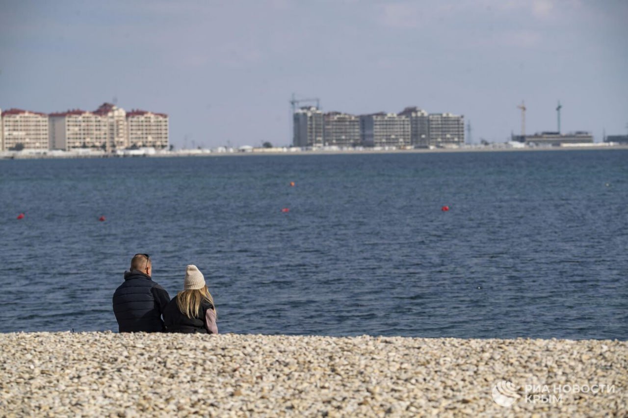 В Крыму продлили меры поддержки турбизнеса.  Речь идет о предприятиях, чья деятельность ограничена из-за оборонительных мероприятий на территориях Сакского и Черноморского районов, сказал глава республики Сергей Аксенов.  Они смогут:  •  устанавливать арендную плату в размере 1 рубль за земельные участки, находящиеся в собственности Крыма или муниципалитета;  •  устанавливать такую же плату на размещение нестационарного торгового объекта.    Также предусмотрен ряд мер для предпринимателей из Феодосии. Подробнее читайте в статье.