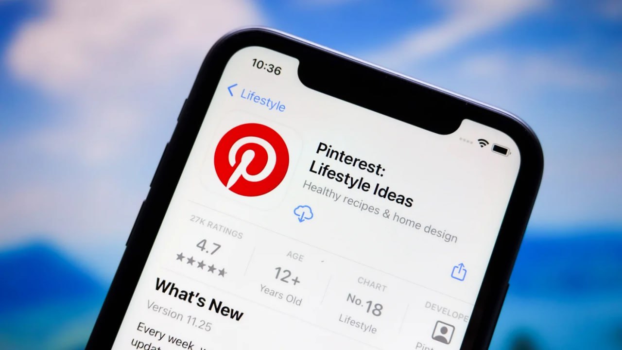 Pinterest заявил во вторник что планирует сократить менее 15 сотрудников и уменьшить площадь офисных помещений в связи с внедрением искусственного интеллекта PINS В отчёте о ценных бумагах компания Pinterest сообщила что ожидает завершения сокращений к концу третьего квартала в конце сентября Pinterest стремится внедрить искусственный интеллект во все свои платформы чтобы показывать пользователям более персонализированный и актуальный контент В октябре прошлого года компания выпустила инструмент для покупок Pinterest Assistant jkinvest news jkinvest