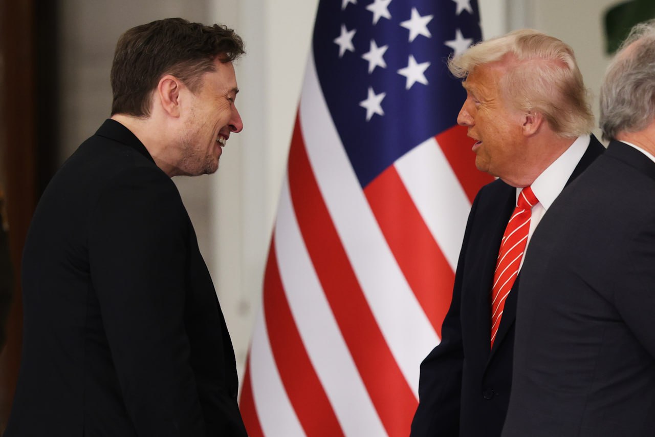 Илон Маск раскритиковал флагманский бюджетный законопроект президента США , заявив, что он сводит на нет усилия департамента эффективности правительства DOGE по сокращению расходов. В интервью CBS Маск сказал, что разочарован заложенными в законопроект "крупными расходами, увеличивающими дефицит бюджета США и подрывающими работу, которую делает команда DOGE". Палата представителей Конгресса США на прошлой неделе одобрила 215 голосами "за" при 214 проголосовавших "против" предложенный Дональдом Трампом проект бюджета, который предусматривает снижение налогов и увеличение расходов, в том числе оборонных. Теперь он рассматривается Сенатом. Согласно оценкам Бюджетного управления Конгресса США, дефицит бюджета страны в случае принятия законопроекта повысится на $3,3 трлн за 10 лет. DOGE под руководством Маска на данный момент смогла добиться сокращения госрасходов на $175 млрд - это существенно ниже цели в $2 трлн, которую изначально озвучивал миллиардер. Фото: Win McNamee/Getty Images