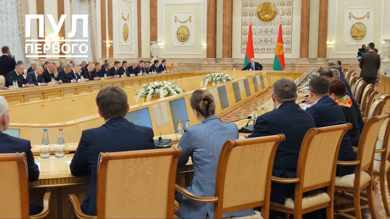 А. Лукашенко — послам: нужна "военная мобилизация", чтобы удержать экономику страны "Этот и будущие годы будут очень сложными и напряженными. Поэтому предупреждаю всех присутствующих, прежде всего должностных лиц, которые занимаются экономикой. Не обессудьте, но давление и требования в связи с этим будут только повышаться. Не только во время войны и во время военных действий приходится мобилизовываться, но и в мирное время. Считайте, что мы живем в очень сложное мирное время, когда нужна военная мобилизация. Хочу, чтобы все это усвоили. Нужны жесткие, порой нетрадиционные методы работы. Но экономику страны нужно удержать. Это непросто при той лихорадке, которая присутствует на международных рынках, в глобальной экономике", — сказал Глава государства. "Поэтому только вперед, никаких объяснений. Нет результата, — извините, вас там нет", — подчеркнул Президент.