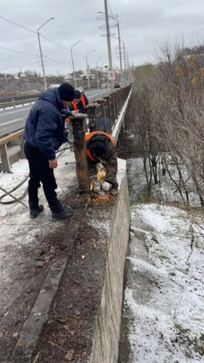 Дорожники начали менять ограждения на мосту через Клязьму  Пока они демонтировали старые конструкции. Во время проведения работ проход по тротуару запрещен.    Подписаться I Написать в редакцию