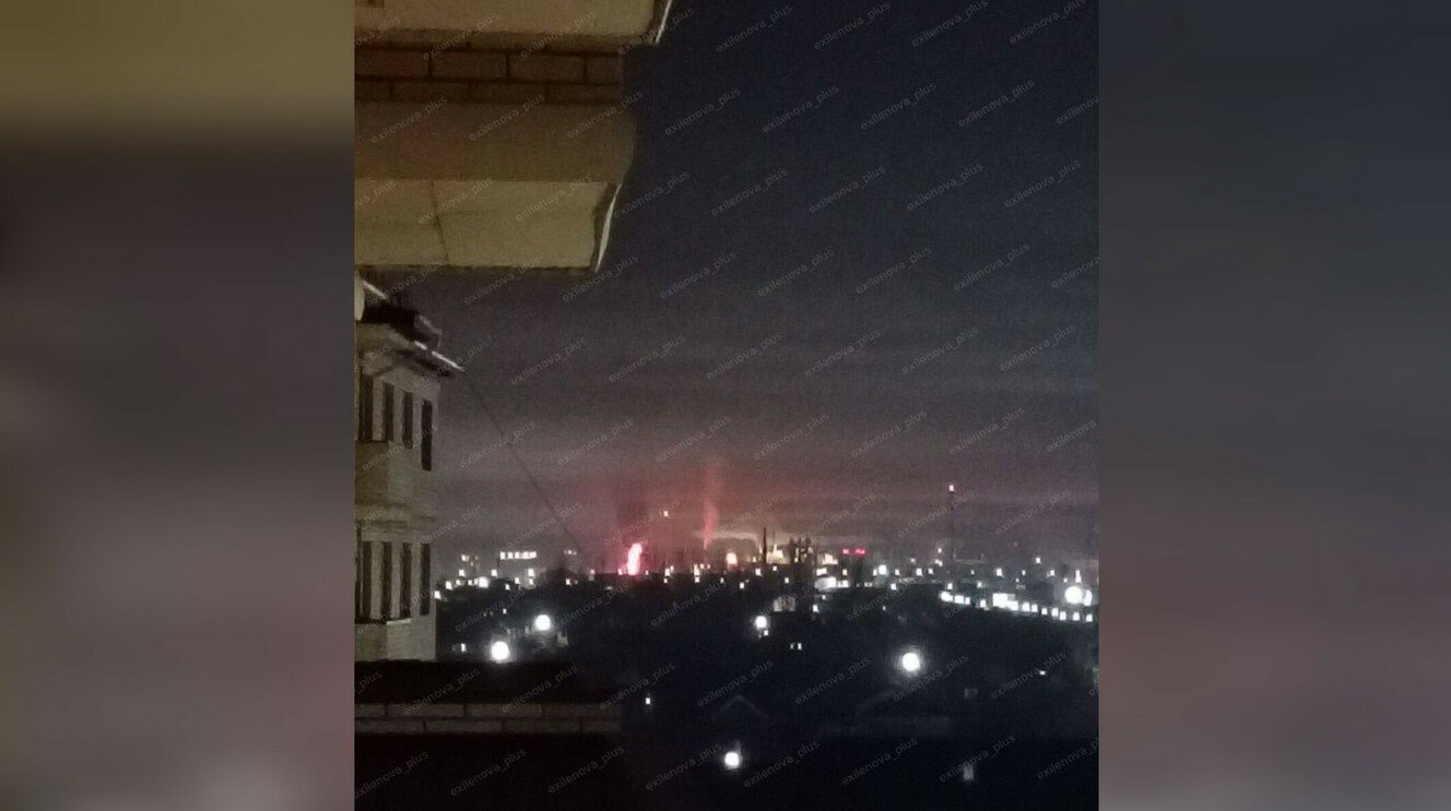 Пожар на Афипском НПЗ локализован после атаки беспилотников Афипский нефтеперерабатывающий завод в Краснодарском крае подвергся атаке после которой на его территории возник пожар Об этом сообщили местные жители Прислать новость