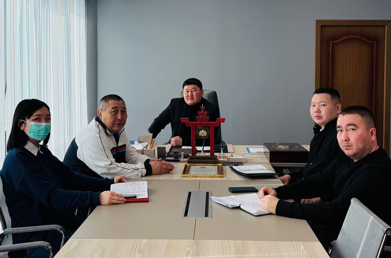 Министр физической культуры и спорта Республики Калмыкия Константин Батыров провел рабочую встречу с руководителем регионального отделения движения Здоровое Отечество Владимиром Бардышевым На встрече присутствовали советник министра Шорва Гиндеев начотд СВД Денис Марилов начотд ДЮС Гиляна Бембеева Главной темой встречи стали стратегическое сотрудничество и календарь мероприятий 2026 года Особое внимание было уделено поддержке ветеранов СВО В феврале пройдет республиканская спартакиада Кубок Защитников Отечества В марте состоится межрегиональная параспартакиада среди ветеранов боевых действий памяти майора Андрея Кунакова В сентябре Калмыкия планирует принять параспартакиаду ЮФО которая станет отборочным этапом для участия во всероссийских соревнованиях Такие проекты это больше чем спорт Сегодня участники СВО и других локальных воин формируют характер на спортивных площадках чтобы завтра вместе строить сильнее наше общее будущее