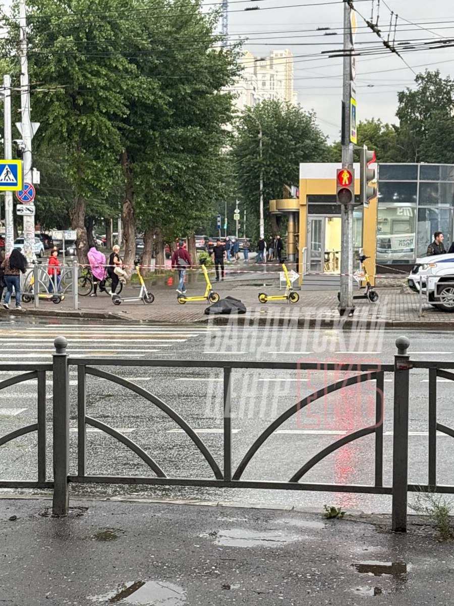 На перекрестке Белинского и Щорса в центре Екатеринбурга нашли труп По словам очевидцев, на месте работали сотрудники скорой помощи, однако спасти человека не удалось. В пресс-службу Следственного комитета по Свердловской области подтвердили факт происшествия. Следственным отделом по Ленинскому району Екатеринбурга организована проверка, сотрудники ведомства выехали на место для выяснения обстоятельств случившегося. Фото: Бандитский Центр + «Уральский меридиан»