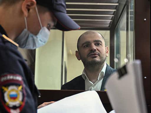 Бывший следователь СК Левон Агаджанян, осужденный за фальсификацию доказательств по делу о стрельбе в «Москве-Сити», вышел по УДО из колонии.   Прошение об УДО суд удовлетворил с первой попытки, обжаловать его никто не стал.  В январе 2024 года он был приговорен к 11 годам заключения.  В 2017 году произошел конфликт между сотрудниками частного охранного предприятия и охранниками совладельца башни «Око» Гавриила Юшваева — спортсменами из бойцовского клуба «Скорпион», которыми руководил Магомед Исмаилов.   Ситуацию попытались уладить сотрудники Росгвардии.   Как следует из материалов дела, Исмаилов приказал охранникам открыть огонь — один человек погиб, а пятеро, включая сотрудников Росгвардии, получили ранения.  Следователь Агаджанян, как впоследствии заключили в СК, попытался выгородить Исмаилова, подтасовав улики.   При этом в его действиях не нашли корыстного мотива, следователи решили, что Агаджанян таким образом хотел «повысить свой авторитет и значимость среди представителей национальной диаспоры».  Боевое Братство Музыкантов