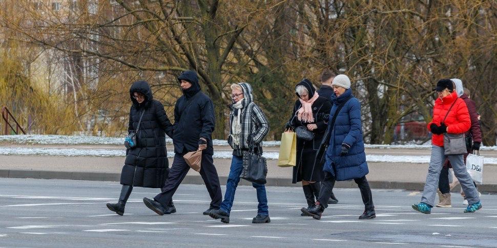 Средняя зарплата в Беларуси немного выросла Она выросла на 11 6 рубля и составила 2758 6 рубля Это цифры до уплаты подоходного налога посчитал Белстат В Минске средняя зарплата составила 3653 рубля в сравнении с сентябрем она выросла на 33 рубля money onliner by go 299010