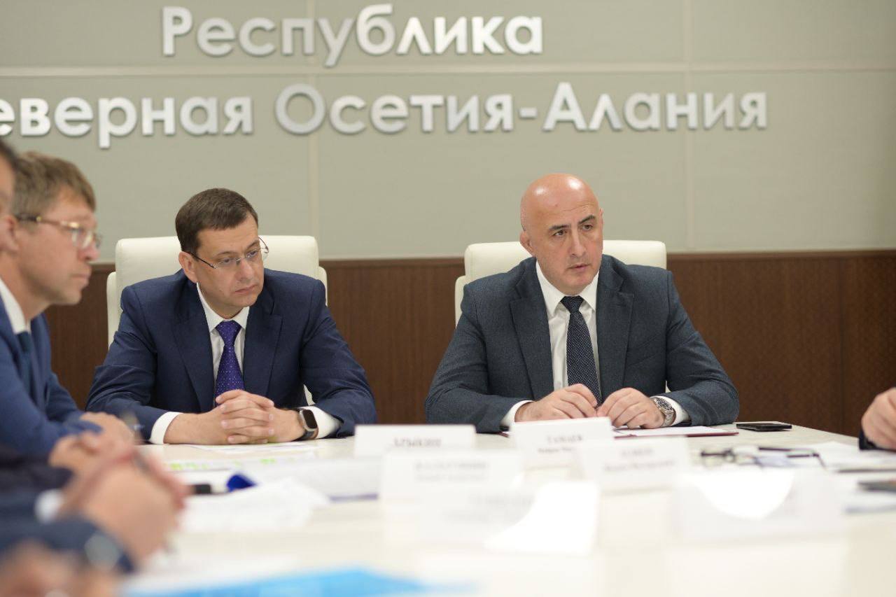 Георгий Атаров и Роман Левченко обсудили решение ключевых задач в электроэнергетике Северной Осетии Повышение эффективности работы электросетевого комплекса республики, снижение аварийности на энергообъектах, улучшение платёжной дисциплины, выстраивание устойчивых финансовых отношений между поставщиками ресурсов и коммунальными операторами – решение этих ключевых для энергоотрасли республики вопросов обсудили стороны в ходе конструктивного диалога. Подробнее читайте на нашем сайте. #alaniagov #севернаяосетия #алания #правительстворсоа